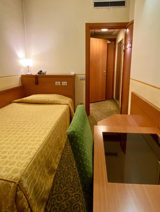 Hotel Kristall Corsico Esterno foto