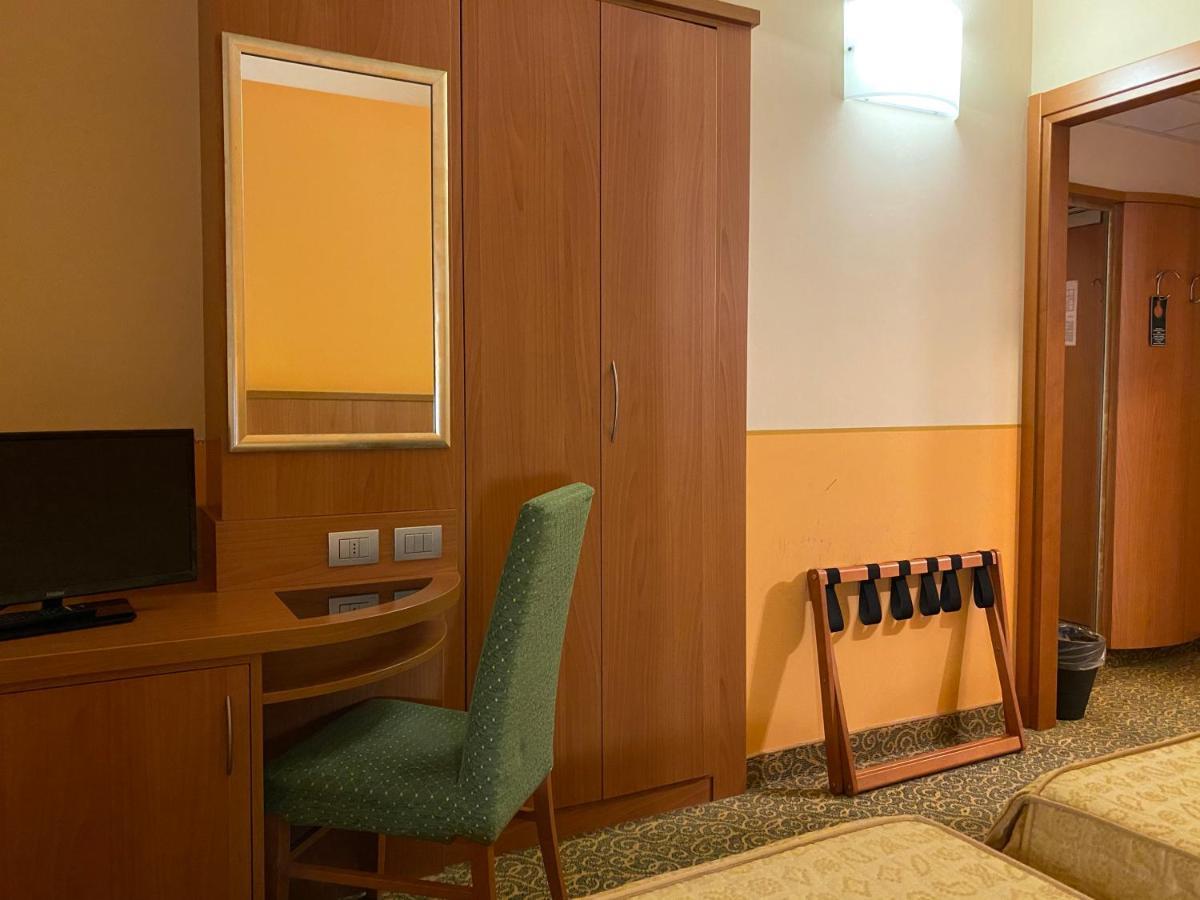 Hotel Kristall Corsico Esterno foto