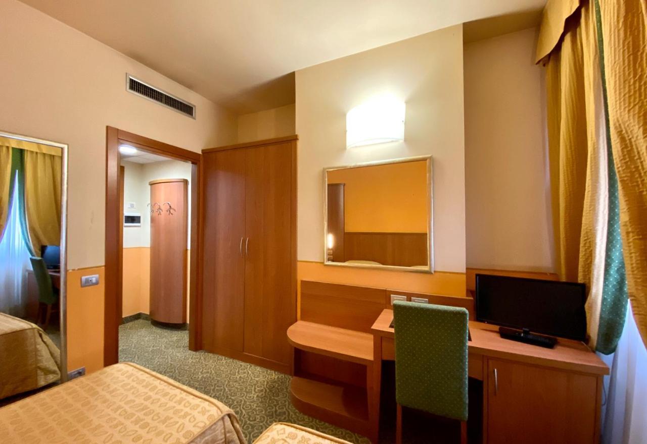 Hotel Kristall Corsico Esterno foto