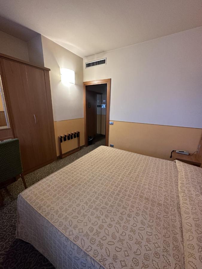 Hotel Kristall Corsico Esterno foto