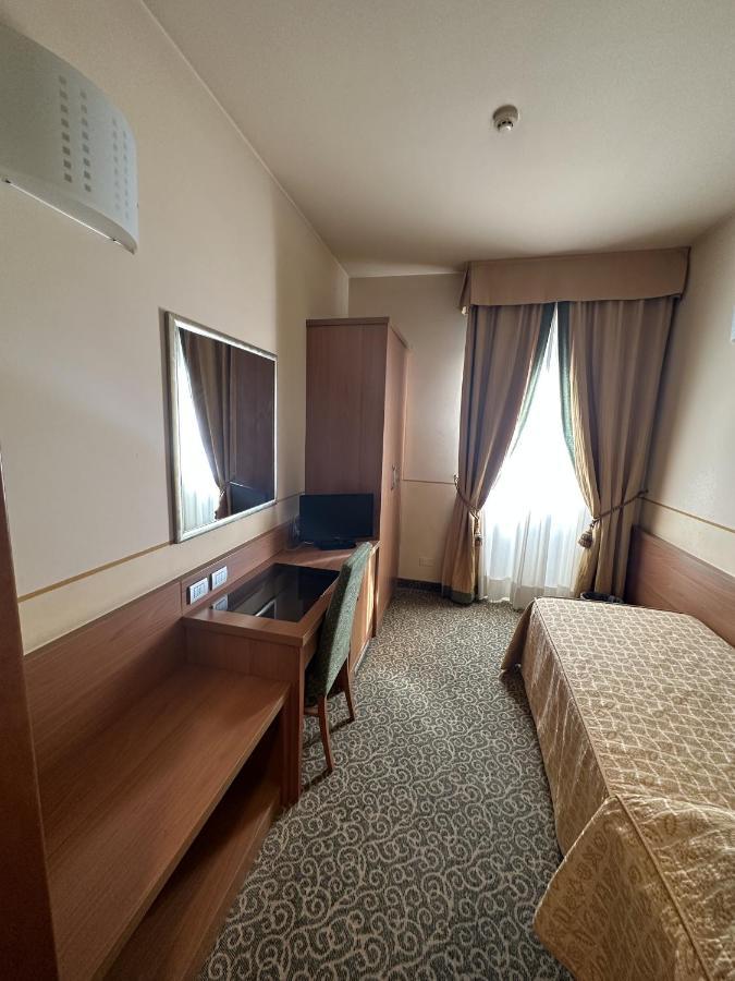 Hotel Kristall Corsico Esterno foto