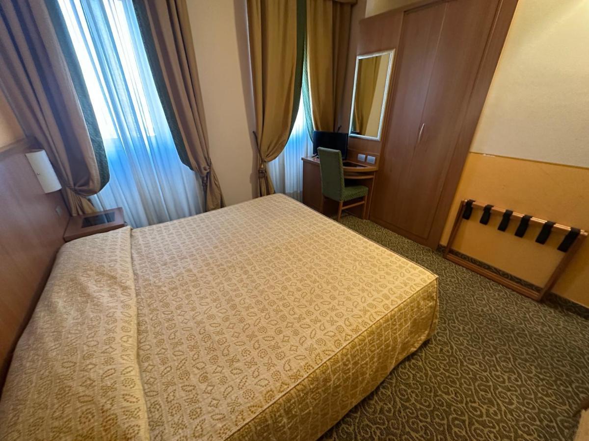 Hotel Kristall Corsico Esterno foto