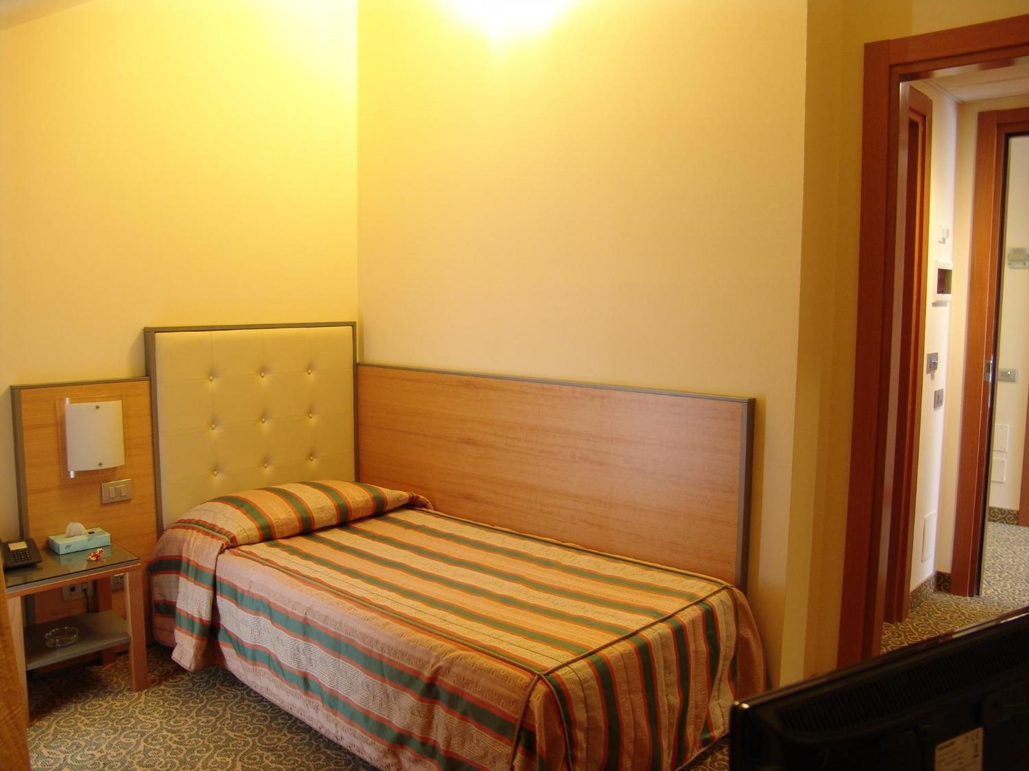 Hotel Kristall Corsico Esterno foto