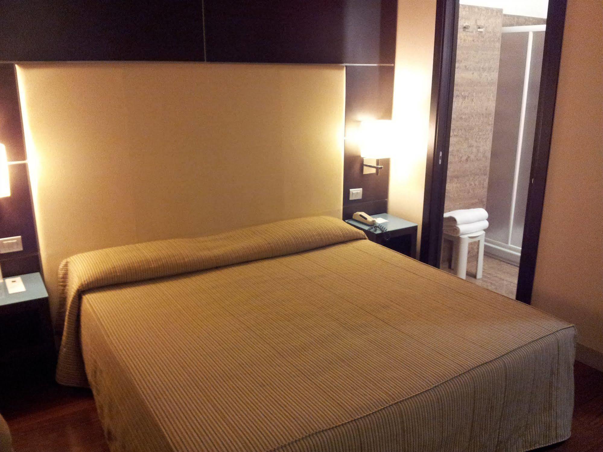 Hotel Kristall Corsico Esterno foto