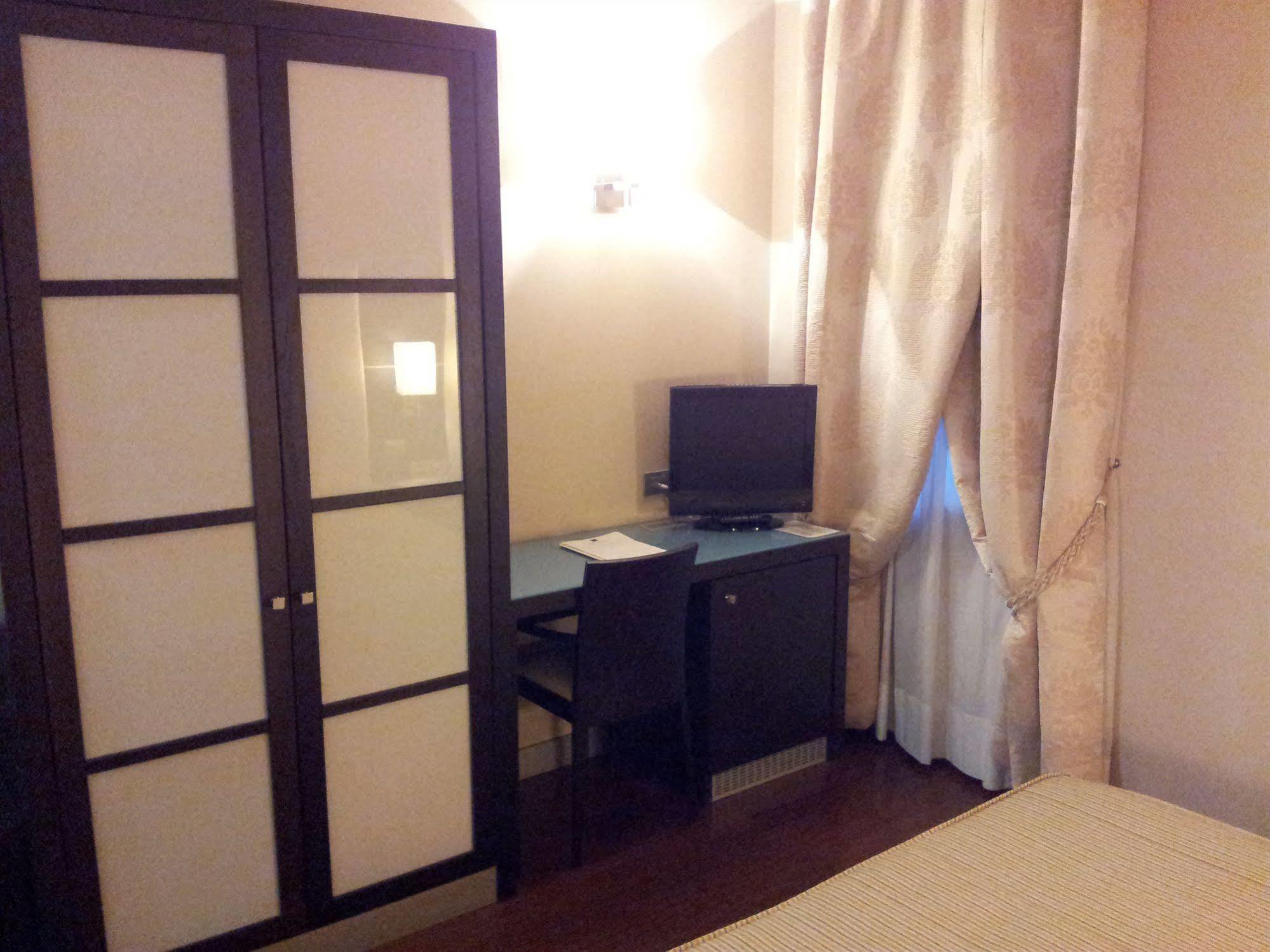 Hotel Kristall Corsico Esterno foto