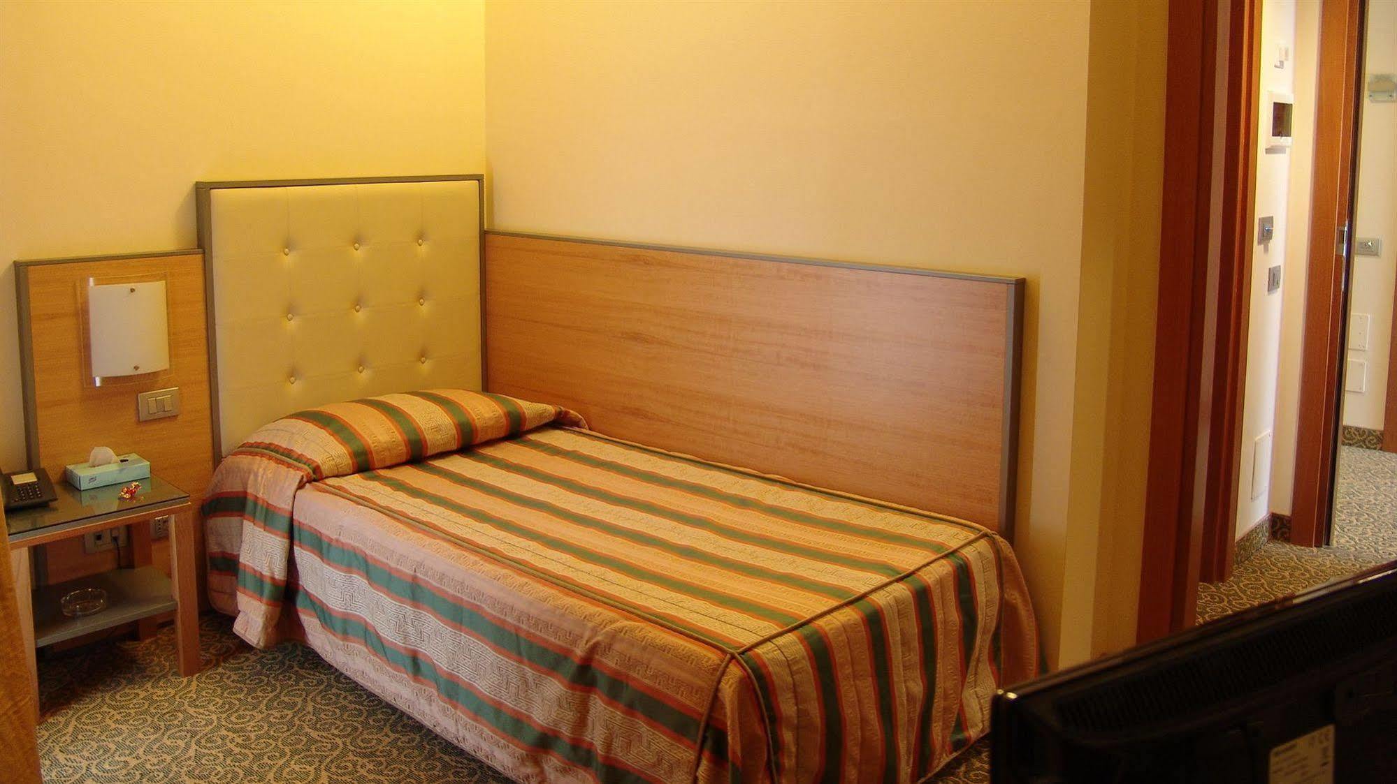 Hotel Kristall Corsico Esterno foto